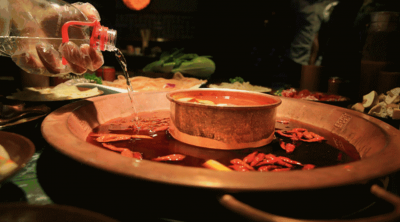 重慶火鍋底料批發(fā)，重慶火鍋的種類(lèi)是舌尖上的味蕾