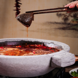 揭秘：牛油紅油火鍋的獨(dú)特風(fēng)味何在？