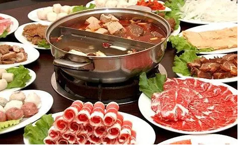  重慶火鍋底料批發對火鍋文化的闡述 重慶火鍋底料批發主要提供火鍋底料的銷售，對于一家生意很好的火鍋店來講，選擇一家穩定的供應商是保證生意的必要措施，一般來講，進行長期合作的廠家在口味上才能夠進行還原，避免了頻繁換供應商對口味帶來的變化。 重慶火鍋種類繁多，主要以毛肚為主，當然每道菜都有重慶風味。調味料也以芝麻油、蒜泥、香菜、洋蔥、蠔油等輔助蘸料為基礎。吃得很豪放，尤其是在夏天，重慶火鍋赤手空拳，能感受到重慶火鍋帶來的浸泡。只有當你真正享受辛辣的火鍋時，你才能品嘗到重慶火鍋的特色。這是重慶特有的風味，也是重慶火鍋在吃的時候可以體驗到的靈魂深處。重慶的火鍋充滿了時代的氣息。每一口火鍋都能見證重慶火鍋的歷史發展。在這樣的環境下，重慶火鍋帶來了時代的呼喚，發出了美食的號角，繼承了傳統的美食，創造了重慶火鍋更好的口味。 重慶火鍋底料批發從歷史文化的角度出發，可以說重慶火鍋是百年歷史，在不斷精細化的工作過程中，重慶火鍋吸引了更多的人去認識，在飲食中也涵蓋了更多的歷史文化，取得了更大的成就。重慶火鍋基地的也讓人們記住了重慶的文化意義。火鍋基地材料廠生產和生產火鍋基地材料是歷史發展的結合，而且在不斷生產的基礎材料中可以有多種口味和經驗，這也是對重慶火鍋的認可，是重慶火鍋精神的歷史驅動。重慶火鍋的味道是很有特點的，特別是我們吃火鍋的時候，我們可以識別和體驗火鍋的味道。重慶火鍋在吃火鍋時，會帶來一定的特色和各種口味，所以火鍋的味道也可以被更多人接受和喜歡。 重慶火鍋底料批發的風味體現在多樣化的格局中。說重慶火鍋的多樣性真的沒有覆蓋，更不用說重慶火鍋中的紅油黃油了。重慶火鍋的香辣味足以讓更多的人喜歡。當然，目前重慶火鍋種類較多，但所有的基礎材料都圍繞著重慶火鍋展開。美味的麻辣鍋，正宗的重慶火鍋，精致的火鍋，吃起來正宗的味道，是重慶火鍋帶來的享受。 為了追求健康，重慶火鍋帶來了越來越多的基礎材料。在基礎材料上，滋補木耳湯火鍋也可以帶來這個時代的正宗味道，吃在嘴里，享受美味的重慶火鍋。重慶火鍋的番茄火鍋很有特色，可以是酸辣的，可以是酸辣的，但是吃這種火鍋，你可以享受到重慶火鍋的美味，是重慶火鍋從主料到主料的絕配。當然，這種重慶火鍋有著獨特的風味，是對重慶風味的體驗和認識。但我們吃的是火鍋。我們所享受的是重慶的品味和體驗。